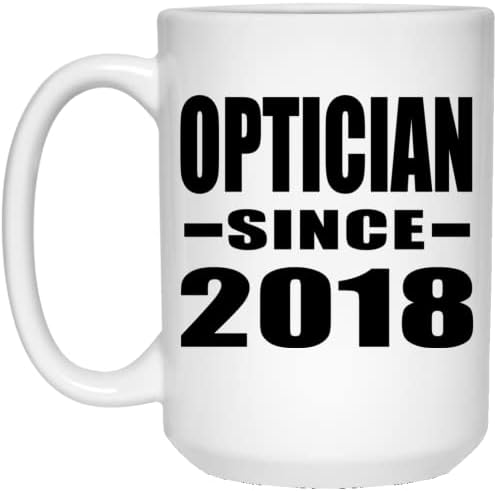 DesignSify Optician од 2018 година, 15oz бело кафе кригла керамички чај-чаша со рачка, подароци за роденденски годишнини Божиќ Божиќни татковци