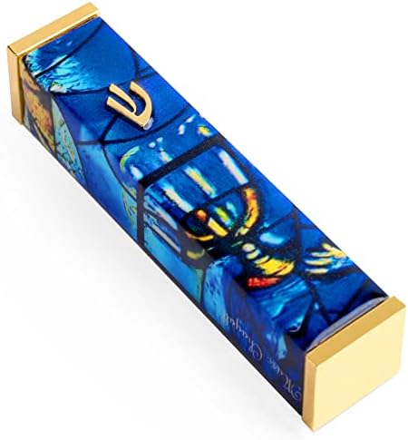 Случај Сури Мезуза - 4 инчи модерна мезуза за врата со синиот дизајн на Марк Чагал, изработен од алуминиум со позлатена злато, вклучена и кутија за подароци